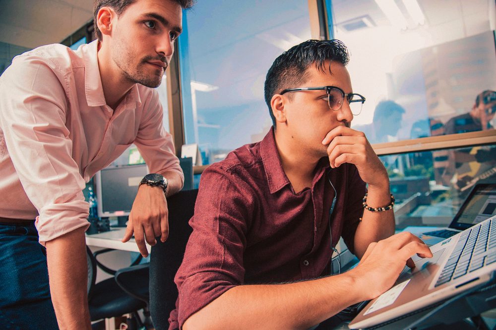 Equipo de ingeniería revisando bases de licitación